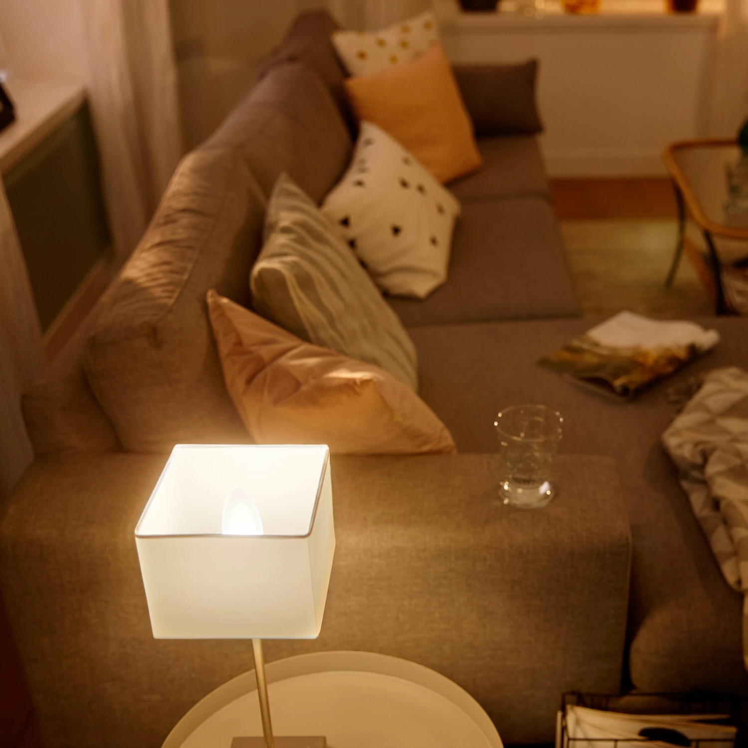 Philips Hue White 5,5W E14 2 Ampoules Flamme LED 6 Philips Hue White 5,5W E14 2 Ampoules Flamme LED – Image 6