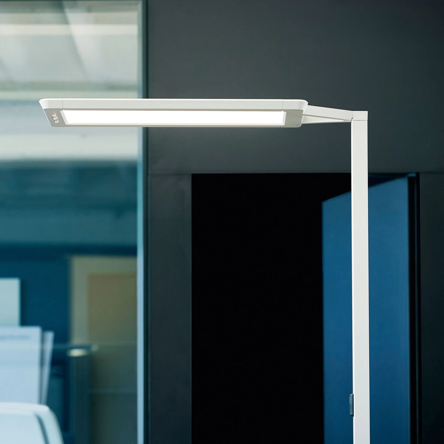 Lampadaire LED Yara.single 4 000K, BT, LTX, Argent 2 Lampadaire LED Yara.single 4 000K, BT, LTX, Argent – Image 2