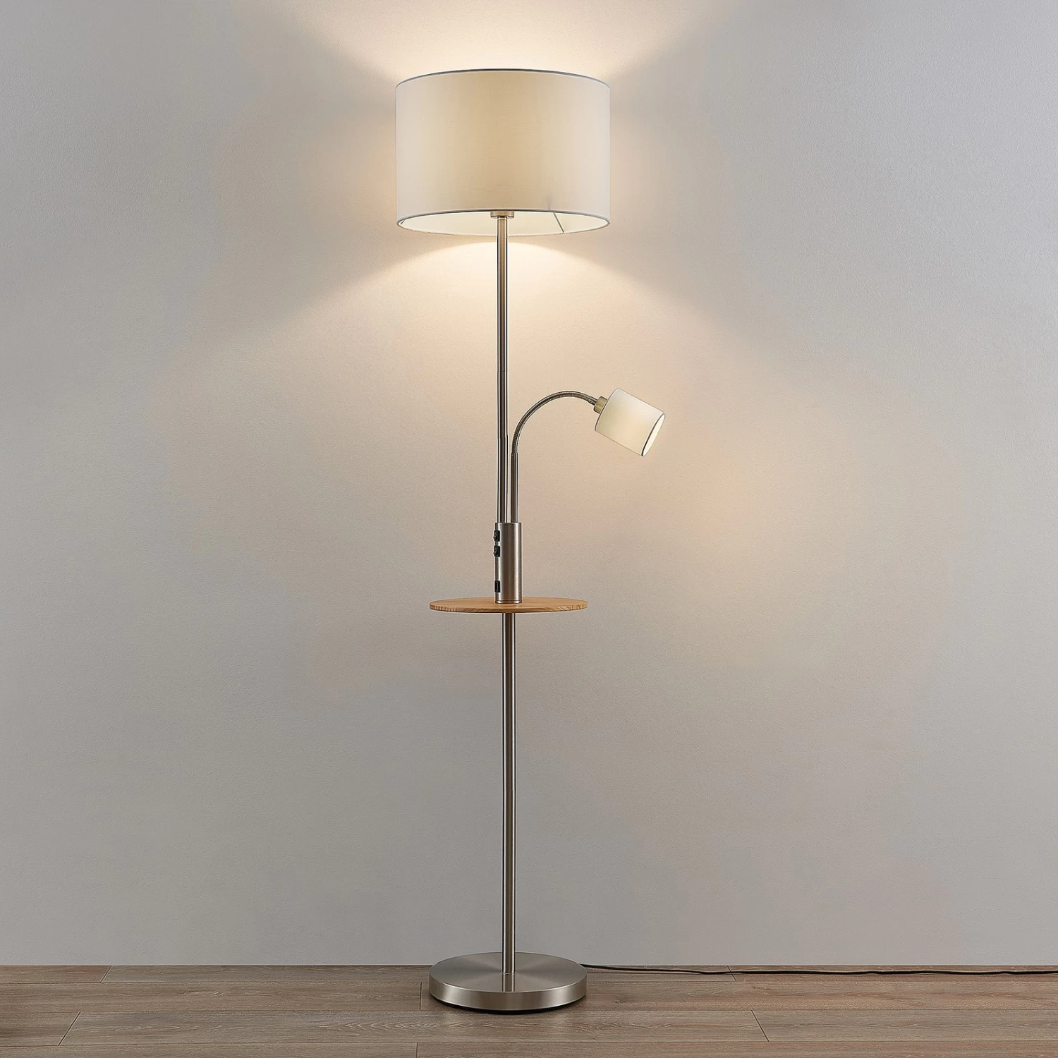 Lindby Aovan Lampadaire à Tablette Et USB, Nickel 3 Lindby Aovan Lampadaire à Tablette Et USB, Nickel – Image 3