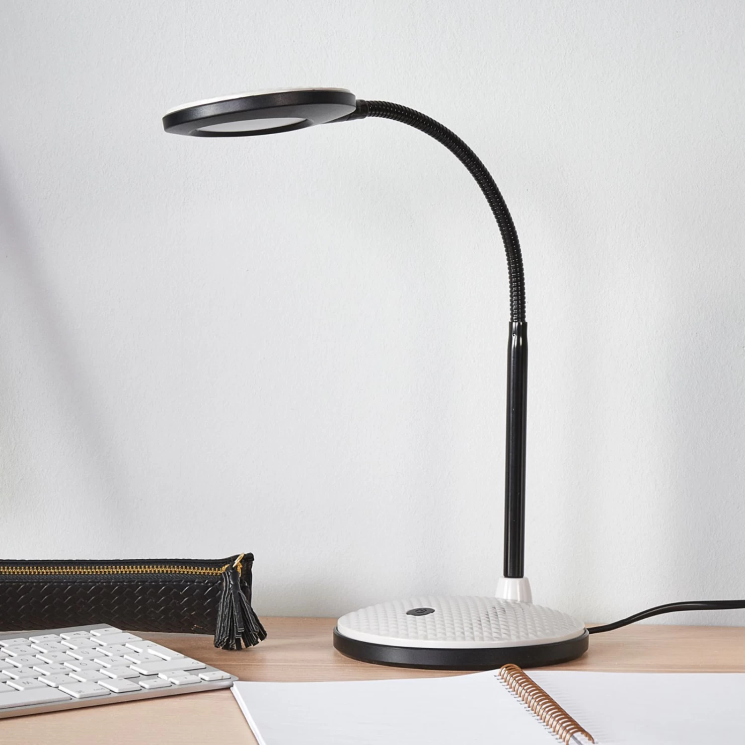 Lampe De Bureau LED Ivan En Gris Clair Et Noir 2 Lampe De Bureau LED Ivan En Gris Clair Et Noir – Image 2