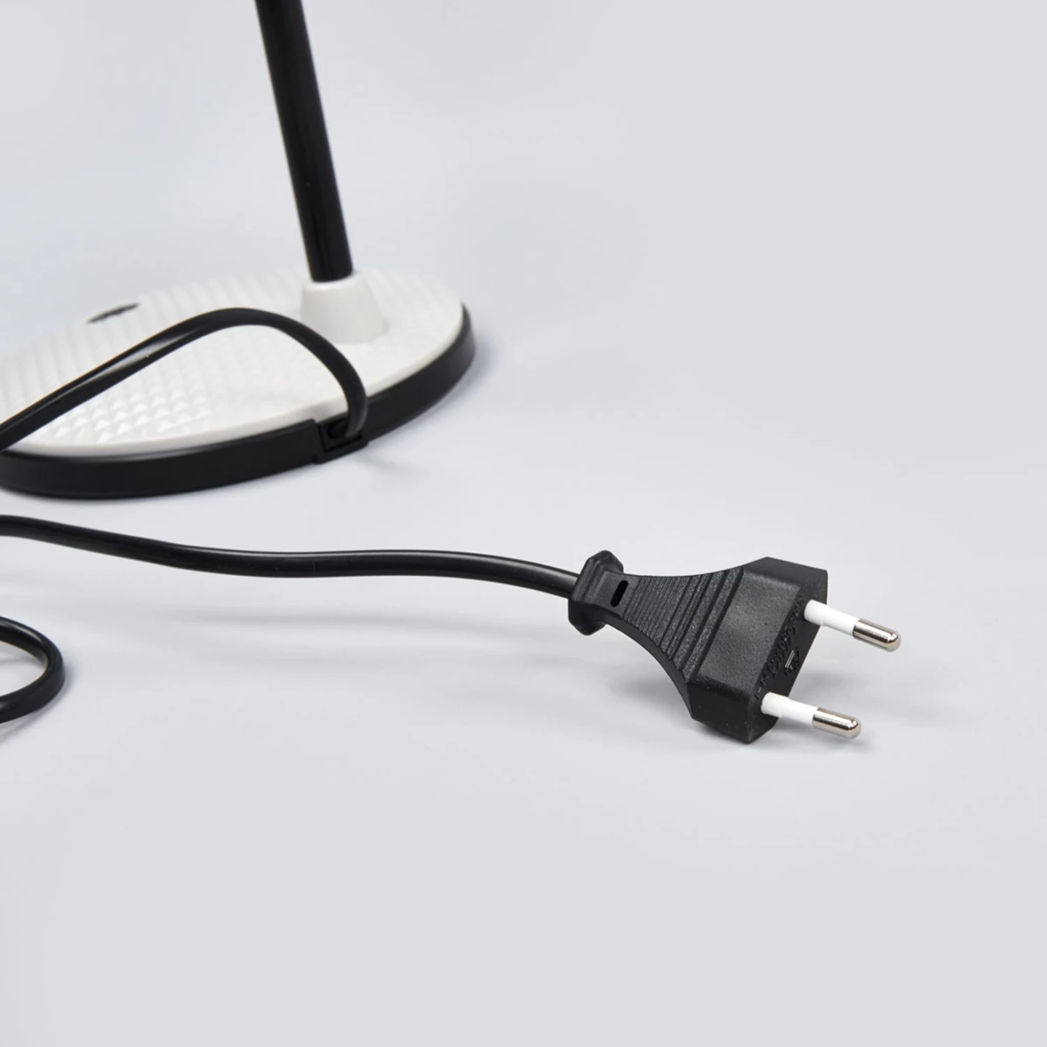 Lampe De Bureau LED Ivan En Gris Clair Et Noir 8 Lampe De Bureau LED Ivan En Gris Clair Et Noir – Image 8